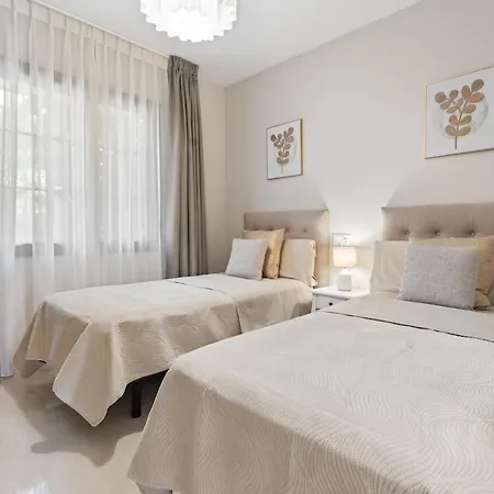 Ground Floor With Garden In The Arqueros Development *