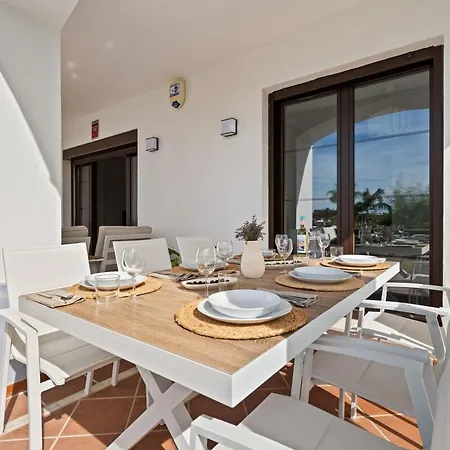 Ground Floor With Garden In The Arqueros Development *